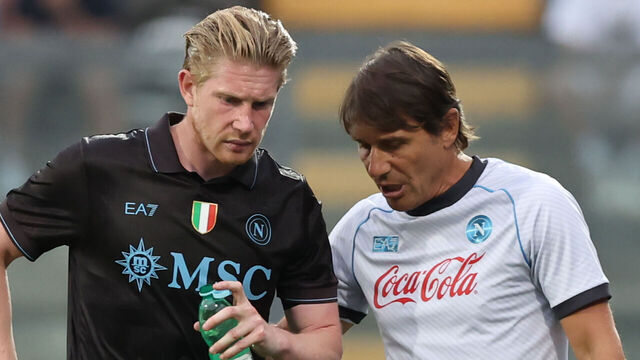 Antonio Conte, coach of Napoli, talks with Napoli's Kevin De Bruyne during a friendly soccer match between Napoli and Olympiacos FC at Stadio Patini in Castel di Sangro, Italy, on August 14, 2025.