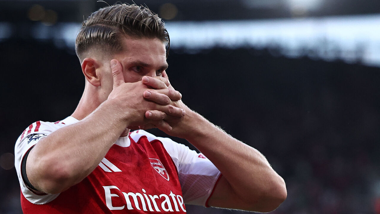 TOPSHOT - Arsenal's Swedish striker #14 Viktor Gyokeres celebrates scoring the team's fifth goal from the penalty spot during the English Premier League football match between Arsenal and Leeds United at the Emirates Stadium in London on August 23, 2025.