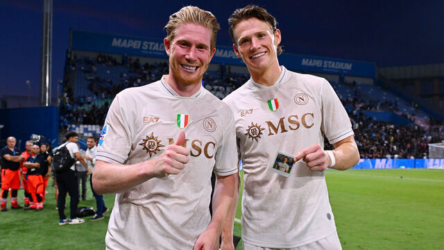 SASSUOLO, ITALY - AUGUST 23: Kevin De Bruyne of Napoli and teammate Scott McTominay pose for a photo at full-time following their victory in the Serie A match between US Sassuolo Calcio and SSC Napoli at Mapei Stadium Citta del Tricolore on August 23, 2025 in Sassuolo, Italy.