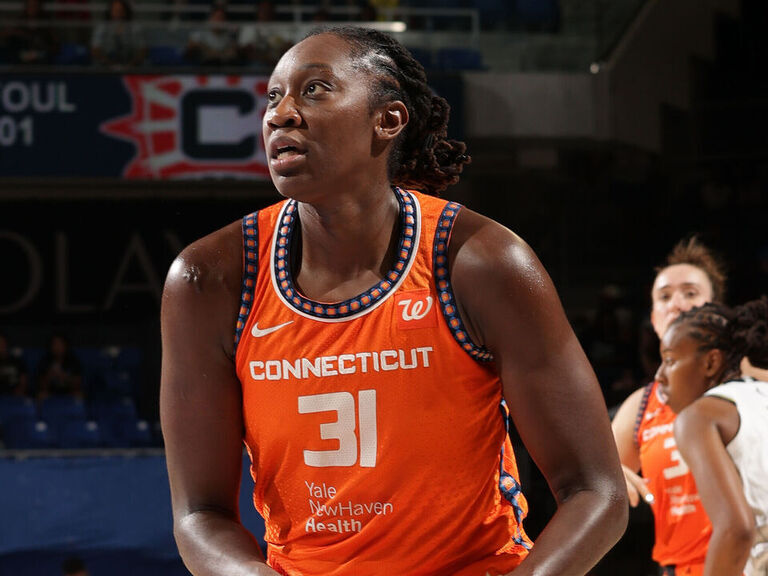 Charles' 200th career double-double lifts Sun to 3rd straight win