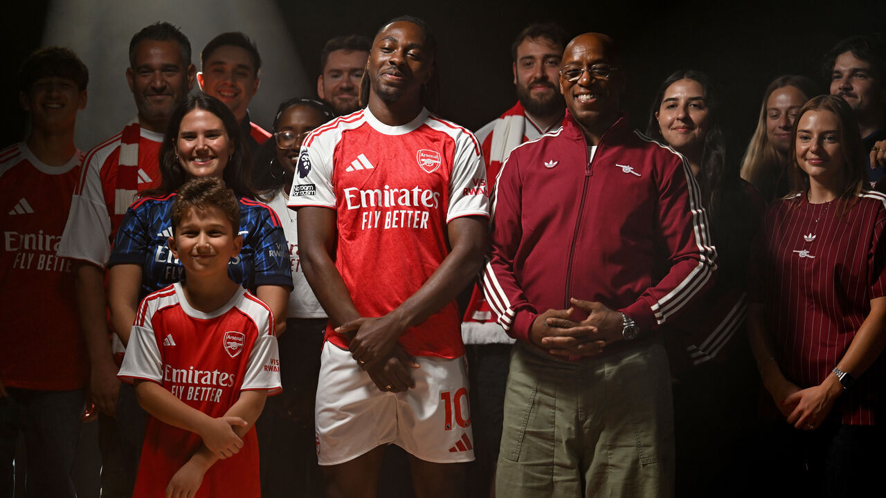 LONDON COLNEY, ENGLAND - AUGUST 23: Eberechi Eze with former Arsenal player Ian Wright as he signs for Arsenal at Sobha Realty Training Centre on August 23, 2025 in London Colney, England.