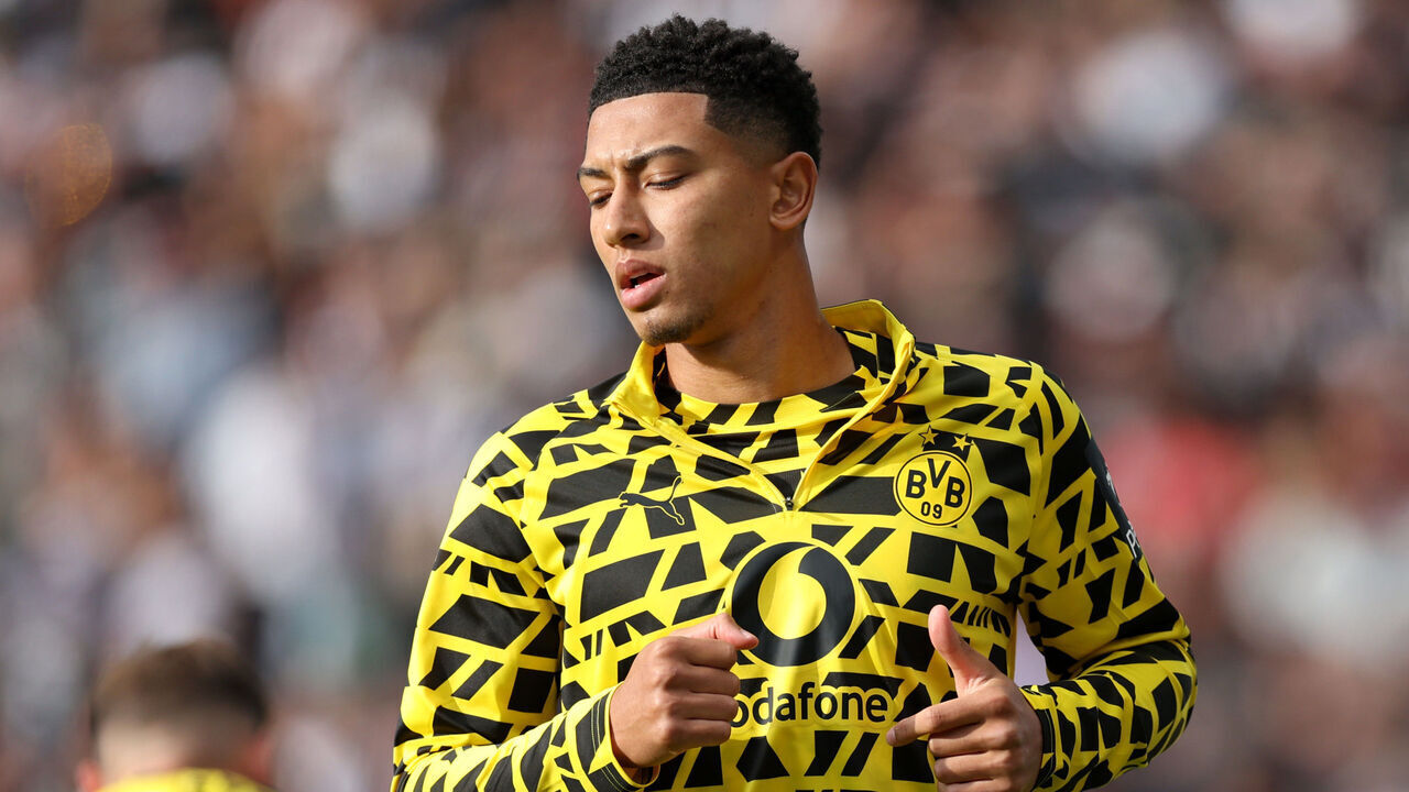HAMBURG, GERMANY - AUGUST 23: Jobe Bellingham of Borussia Dortmund warms up prior to the Bundesliga match between FC St. Pauli and Borussia Dortmund at Millerntor Stadium on August 23, 2025 in Hamburg, Germany.