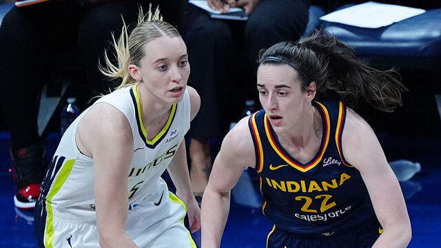 INDIANAPOLIS, IN - JULY 13: Indiana Fever guard Caitlin Clark (22) drives to the basket against Dallas Wings guard Paige Bueckers (5) on July 13, 2025, at Gainbridge Fieldhouse in Indianapolis, Indiana.
