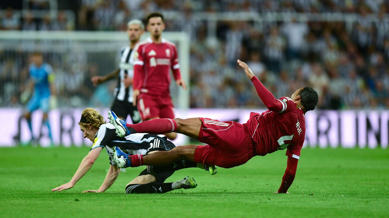NEWCASTLE UPON TYNE, ENGLAND - AUGUST 25: Anthony Gordon of Newcastle United (10) fouls Virgil van Dijk of Liverpool FC (4) during the Premier League match between Newcastle United and Liverpool at St James' Park on August 25, 2025 in Newcastle upon Tyne, England.