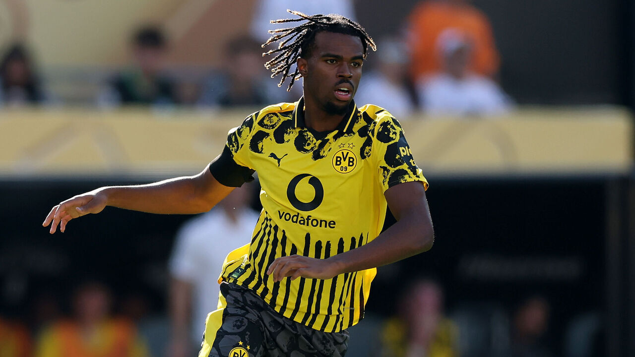 EAST RUTHERFORD, NEW JERSEY - JULY 05: Carney Chukwuemeka #17 of Borussia Dortmund controls the ball during the FIFA Club World Cup 2025 quarter final match between Real Madrid CF and Borussia Dortmund at MetLife Stadium on July 05, 2025 in East Rutherford, New Jersey.