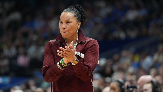 College Basketball: NCAA Final Four: South Carolina head coach Dawn Staley in action, claps her hands vs Texas at Amalie Arena.. Tampa, FL 4/4/2025 CREDIT: Erick W. Rasco (Set Number: X164707 TK1)