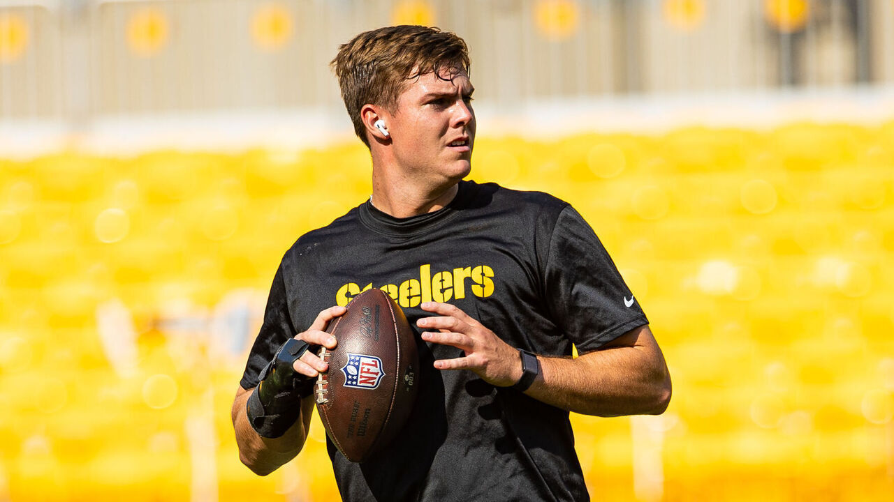 PITTSBURGH, PA - AUGUST 16: Pittsburgh Steelers quarterback Will Howard (18) warms up during pregame before a NFL preseason football game between the Tampa Bay Buccaneers and Pittsburgh Steelers on August 16, 2025 at Acrisure Stadium in Pittsburgh, PA.