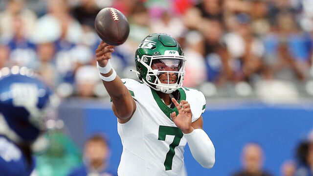 EAST RUTHERFORD, NEW JERSEY - AUGUST 16: Justin Fields #7 of the New York Jets in action during the NFL Preseason 2025 game between New York Jets and New York Giants at MetLife Stadium on August 16, 2025 in East Rutherford, New Jersey. The Giants won 31-12.