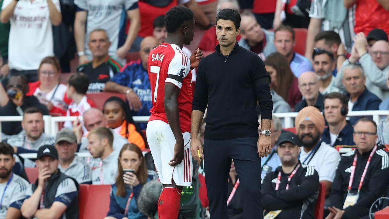 LONDON, ENGLAND - AUGUST 23: Bukayo Saka of Arsenal speaks with Mikel Arteta Manager of Arsenal after he is substituted off injured during the Premier League match between Arsenal and Leeds United at Emirates Stadium on August 23, 2025 in London, England.