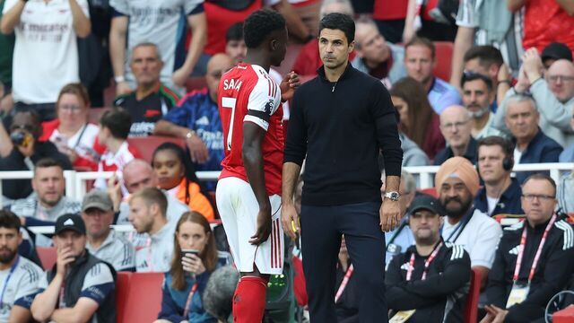 LONDON, ENGLAND - AUGUST 23: Bukayo Saka of Arsenal speaks with Mikel Arteta Manager of Arsenal after he is substituted off injured during the Premier League match between Arsenal and Leeds United at Emirates Stadium on August 23, 2025 in London, England.