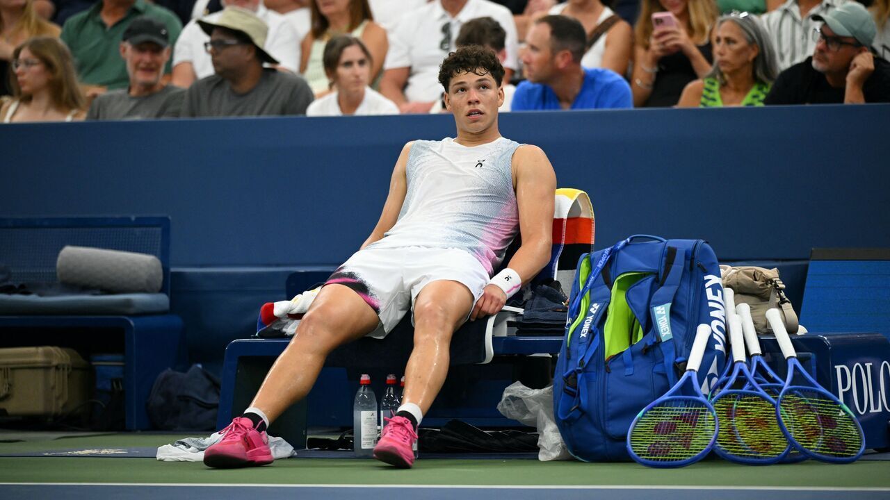 USA's Ben Shelton reacts after retiring against France's Adrian Mannarino during their men's singles third round match on day six of the US Open tennis tournament at the USTA Billie Jean King National Tennis Center in New York City on August 29, 2025.