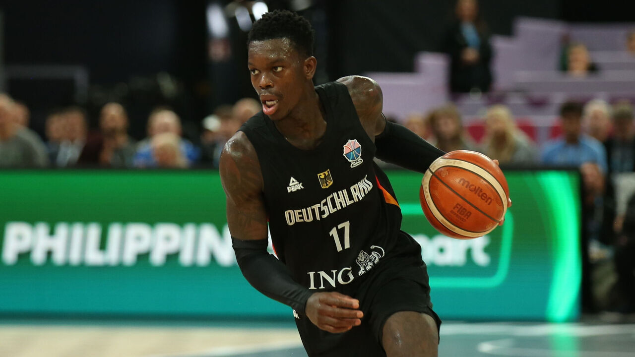 dpatop - 30 August 2025, Finland, Tampere: Basketball: European Championship, Lithuania - Germany, Preliminary round, Group B, Matchday 3, Dennis Schröder (Germany, 17) dribbling Photo: Matthias Stickel/dpa