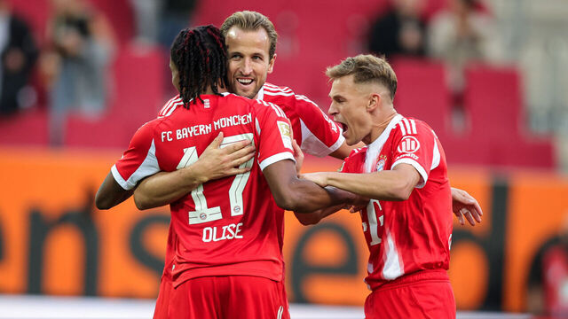 AUGSBURG, GERMANY - AUGUST 30: Michael Olise of FC Bayern Muenchen celebrates with Harry Kane of FC Bayern Muenchen and Joshua Kimmich of FC Bayern Muenchen after scoring his team`s third goal during the Bundesliga match between FC Augsburg and FC Bayern München at WWK-Arena on August 30, 2025 in Augsburg, Germany.