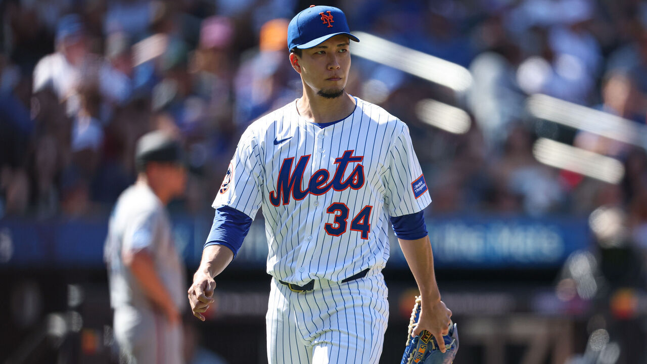NEW YORK, NEW YORK - AUGUST 31: Kodai Senga #34 of the New York Mets looks back after being taken out o the game during the fifth inning against the Miami Marlins at Citi Field on August 31, 2025 in New York City.