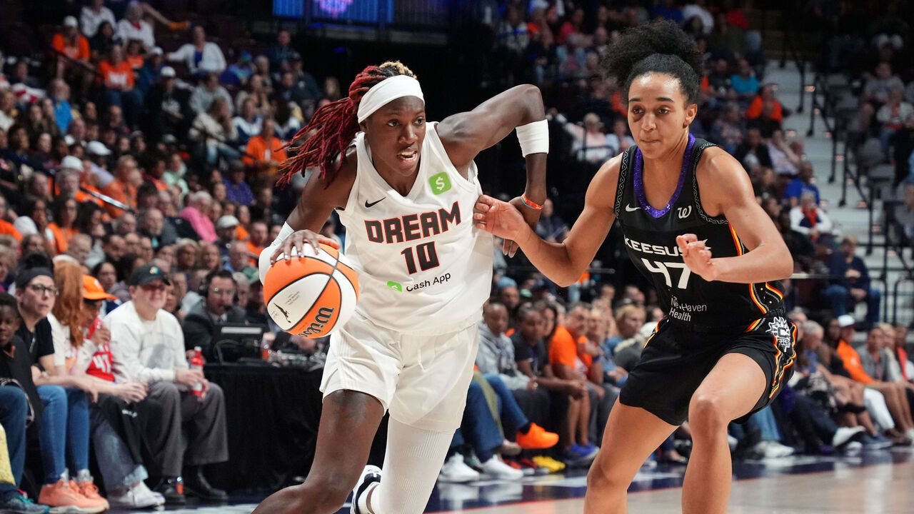 UNCASVILLE, CT - SEPTEMBER 1: Rhyne Howard #10 of the Atlanta Dream drives to the basket during the game against the Connecticut Sun on September 1, 2025 at the Mohegan Sun Arena in Uncasville, Connecticut. Mandatory Copyright Notice: Copyright 2025 NBAE