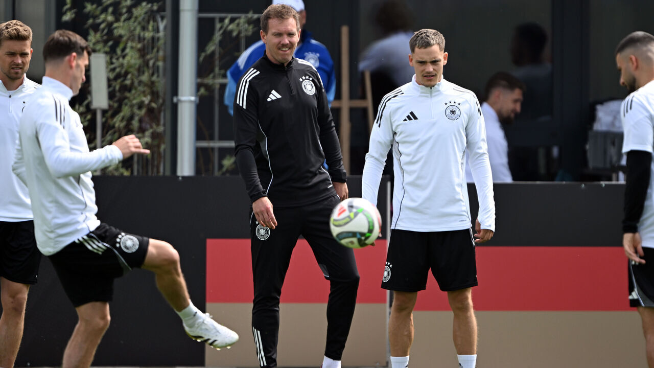03 June 2025, Bavaria, Herzogenaurach: Soccer: National team, ahead of the Nations League semi-final between Germany and Portugal, Germany's Pascal Groß (l-r), national coach Julian Nagelsmann and Florian Wirtz in action during the final training session. Photo: Federico Gambarini/dpa - IMPORTANT NOTE: In accordance with the regulations of the DFL German Football League and the DFB German Football Association, it is prohibited to utilize or have utilized photographs taken in the stadium and/or of the match in the form of sequential images and/or video-like photo series.