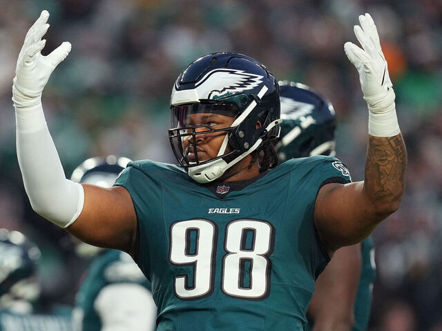 Eagles' Carter ejected before 1st play for spitting on Prescott | theScore.com