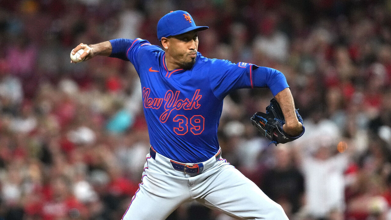 CINCINNATI, OHIO - SEPTEMBER 05: Edwin Diaz #39 of the New York Mets pitches during the ninth inning against the Cincinnati Reds at Great American Ball Park on September 05, 2025 in Cincinnati, Ohio.