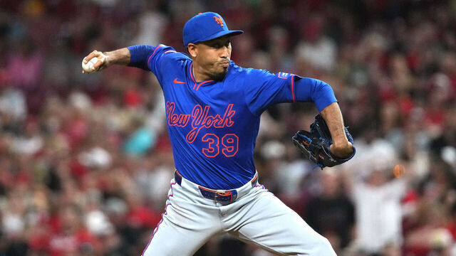 CINCINNATI, OHIO - SEPTEMBER 05: Edwin Diaz #39 of the New York Mets pitches during the ninth inning against the Cincinnati Reds at Great American Ball Park on September 05, 2025 in Cincinnati, Ohio.