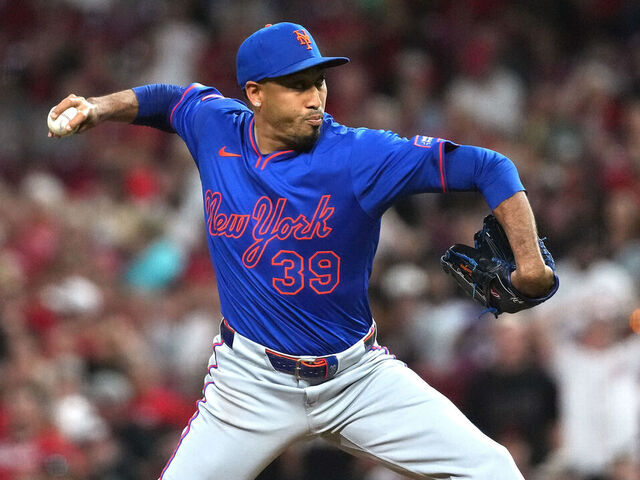 CINCINNATI, OHIO - SEPTEMBER 05: Edwin Diaz #39 of the New York Mets pitches during the ninth inning against the Cincinnati Reds at Great American Ball Park on September 05, 2025 in Cincinnati, Ohio.