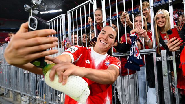 06 September 2025, Bavaria, Munich: Soccer, Women: Bundesliga, Bayern Munich - Bayer Leverkusen, Matchday 1 at the Allianz Arena. Vanessa Gilles (Bayern Munich) takes selfies with the fans after the match. Photo: Sven Hoppe/dpa - IMPORTANT NOTE: In accordance with the regulations of the DFL German Football League and the DFB German Football Association, it is prohibited to utilize or have utilized photographs taken in the stadium and/or of the match in the form of sequential images and/or video-like photo series.