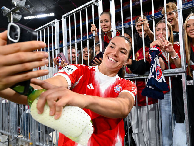 06 September 2025, Bavaria, Munich: Soccer, Women: Bundesliga, Bayern Munich - Bayer Leverkusen, Matchday 1 at the Allianz Arena. Vanessa Gilles (Bayern Munich) takes selfies with the fans after the match. Photo: Sven Hoppe/dpa - IMPORTANT NOTE: In accordance with the regulations of the DFL German Football League and the DFB German Football Association, it is prohibited to utilize or have utilized photographs taken in the stadium and/or of the match in the form of sequential images and/or video-like photo series.