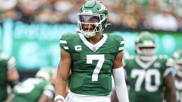 EAST RUTHERFORD, NEW JERSEY - SEPTEMBER 07: Justin Fields #7 of the New York Jets reacts during the second quarter against the Pittsburgh Steelers at MetLife Stadium on September 07, 2025 in East Rutherford, New Jersey.