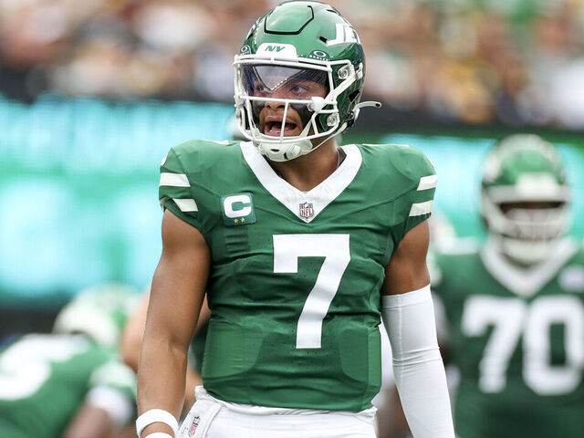 EAST RUTHERFORD, NEW JERSEY - SEPTEMBER 07: Justin Fields #7 of the New York Jets reacts during the second quarter against the Pittsburgh Steelers at MetLife Stadium on September 07, 2025 in East Rutherford, New Jersey.