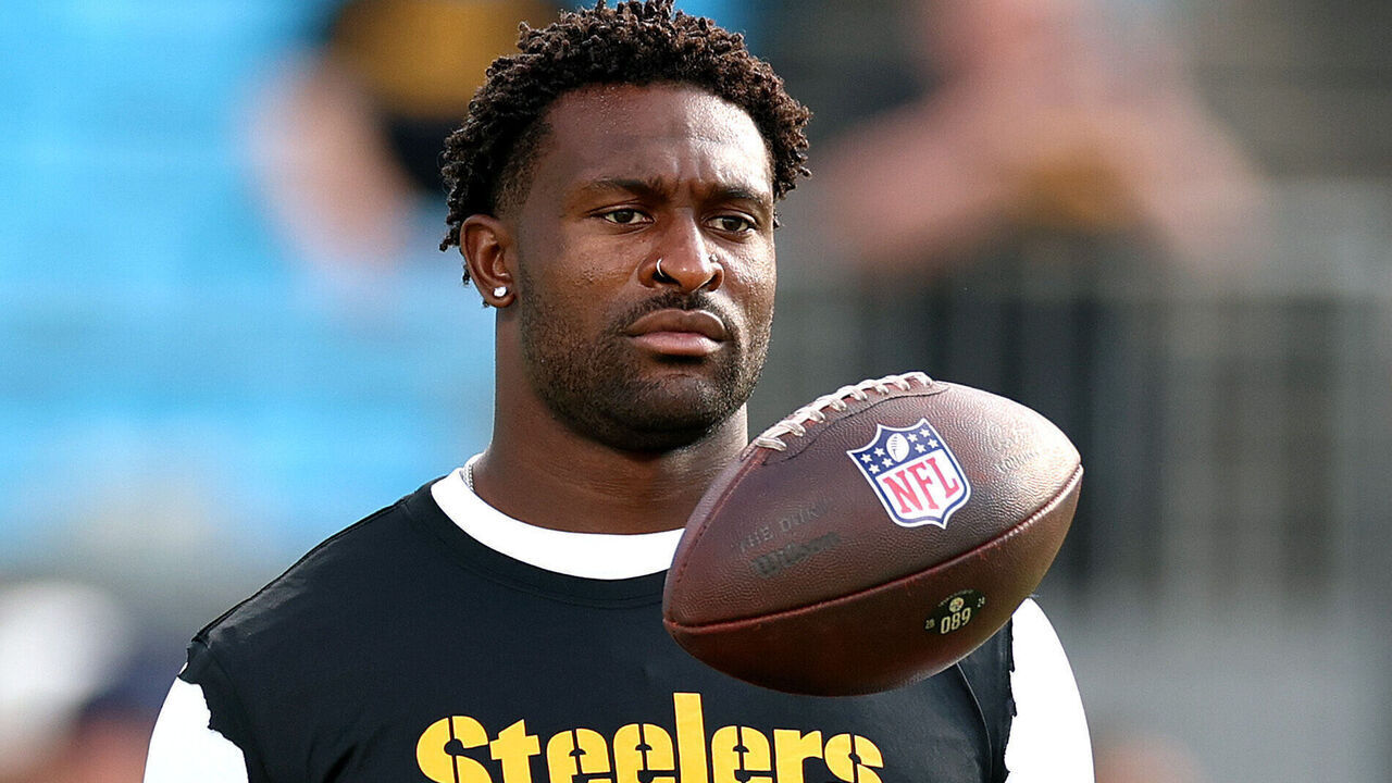CHARLOTTE, NORTH CAROLINA - AUGUST 21: DK Metcalf #4 of the Pittsburgh Steelers looks on prior to the NFL Preseason 2025 game between Pittsburgh Steelers and Carolina Panthers at Bank of America Stadium on August 21, 2025 in Charlotte, North Carolina.