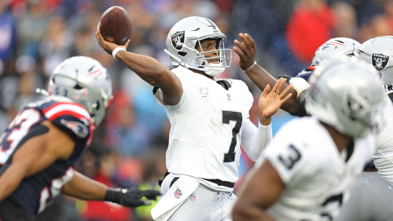 FOXBOROUGH, MASSACHUSETTS - SEPTEMBER 07: Geno Smith #7 of the Las Vegas Raiders throws the ball during the game against the New England Patriots at Gillette Stadium on September 07, 2025 in Foxborough, Massachusetts.