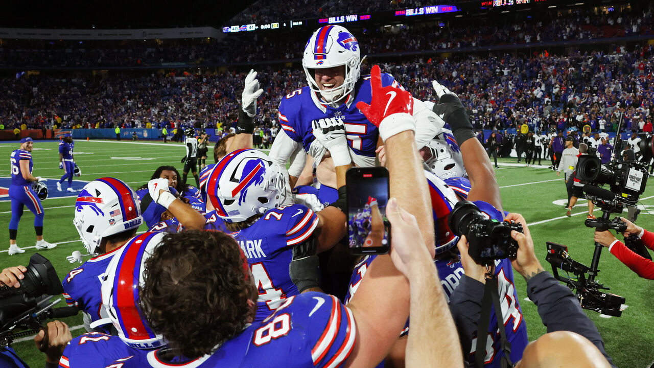ORCHARD PARK, NEW YORK - SEPTEMBER 07: Matt Prater #15 of the Buffalo Bills celebrates with teammates after kicking the game winning field goal against the Baltimore Ravens at Highmark Stadium on September 07, 2025 in Orchard Park, New York.