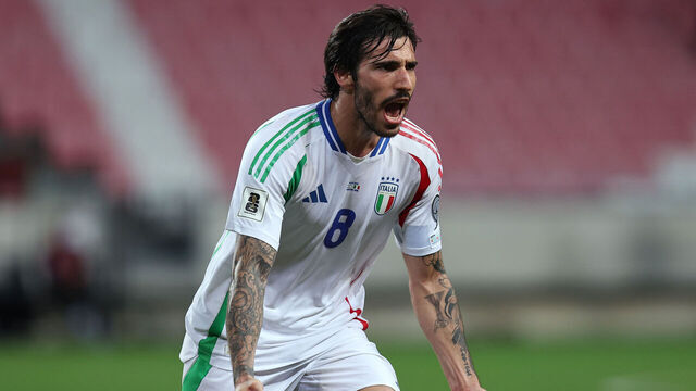 DEBRECEN, HUNGARY - SEPTEMBER 08: Sandro Tonali of Italy celebrates his goal during the FIFA World Cup 2026 qualifier match between Israel and Italy at Nagyerdei Stadion on September 08, 2025 in Debrecen, Hungary.