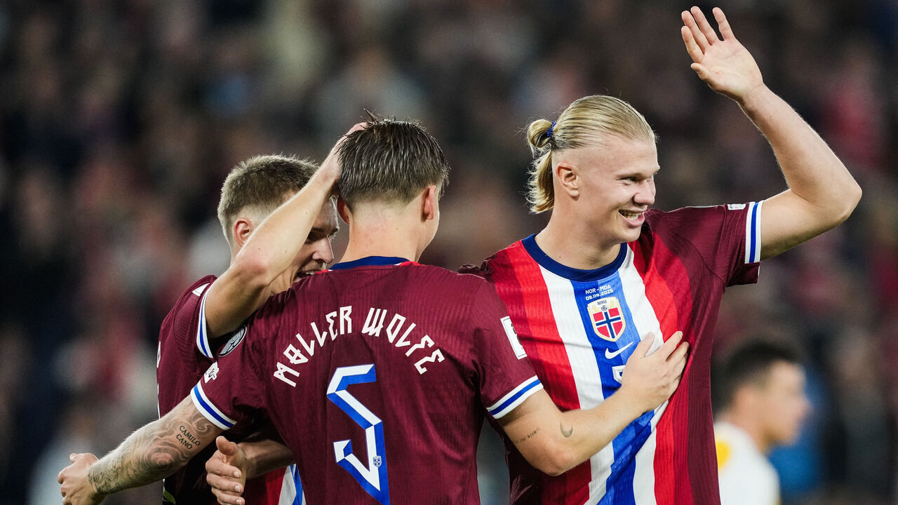 Norway's forward #09 Erling Braut Haland (R) celebrates scoring the 6-0 goal during the 2026 World Cup qualifiers Europe zone group I football match between Norway and Moldova on September 9, 2025 in Oslo, Norway.