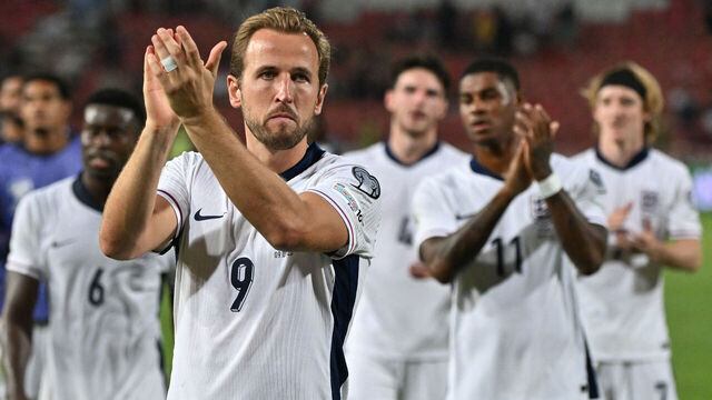 England's striker #09 Harry Kane celebrates with teammates after winning the 2026 FIFA World Cup European Qualifiers Group K football match between Serbia and England, at the Rajko Mitic Stadium in Belgrade, on September 9, 2025.