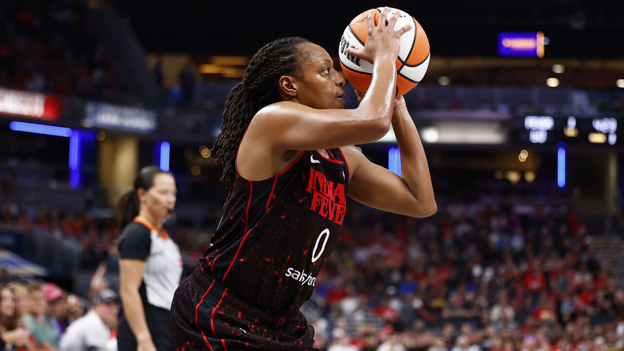 INDIANAPOLIS, IN - SEPTEMBER 09: Indiana Fever guard Kelsey Mitchell (0) eyes up her shot from the corner during a WNBA game between the Minnesota Lynx and the Indiana Fever on September 09, 2025 at Gainbridge Fieldhouse in Indianapolis, IN.