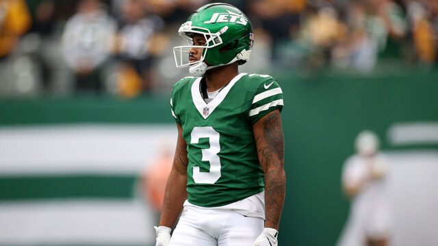 EAST RUTHERFORD, NEW JERSEY - SEPTEMBER 07: Xavier Gipson #3 of the New York Jets looks on during the NFL 2025 game between Pittsburgh Steelers and New York Jets at MetLife Stadium on September 07, 2025 in East Rutherford, New Jersey.