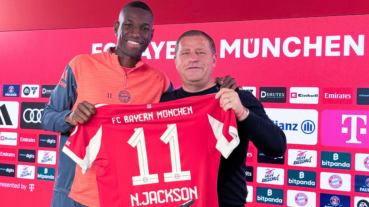 12 September 2025, Bavaria, Munich: Soccer: Bundesliga, ahead of FC Bayern Munich's home game against Hamburger SV. Bayern Munich's sports director Max Eberl (r) introduces new signing Nicolas Jackson. Photo: Klaus Bergmann/dpa