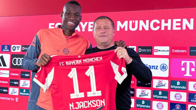 12 September 2025, Bavaria, Munich: Soccer: Bundesliga, ahead of FC Bayern Munich's home game against Hamburger SV. Bayern Munich's sports director Max Eberl (r) introduces new signing Nicolas Jackson. Photo: Klaus Bergmann/dpa