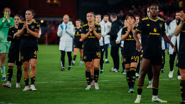 BERGEN, NORWAY - SEPTEMBER 11: Julia Zigiotti Olme of Manchester United & team-mates applaud the fans at the end of the UEFA Women's Champions League Third Qualifying Round match between Brann & Manchester United at Brann Stadion on September 11, 2025 in Bergen, Norway.
