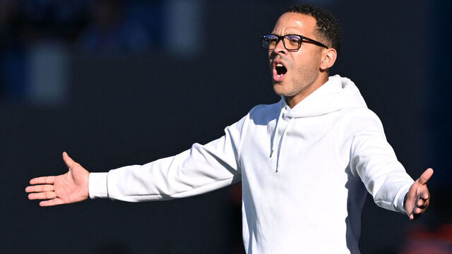 Strasbourg's British head coach Liam Rosenior reacts during the French L1 football match between RC Strasbourg Alsace and FC Nantes at Stade de la Meinau in Strasbourg, eastern France on August 24, 2025.