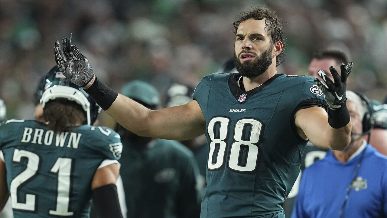 PHILADELPHIA, PENNSYLVANIA - SEPTEMBER 04: Dallas Goedert #88 of the Philadelphia Eagles reacts against the Dallas Cowboys at Lincoln Financial Field on September 04, 2025 in Philadelphia, Pennsylvania.