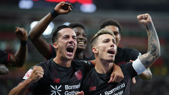 LEVERKUSEN, GERMANY - SEPTEMBER 12: Alejandro Grimaldo of Bayer 04 Leverkusen celebrates scoring his team's third goal with teammates during the Bundesliga match between Bayer 04 Leverkusen and Eintracht Frankfurt at BayArena on September 12, 2025 in Leverkusen, Germany.