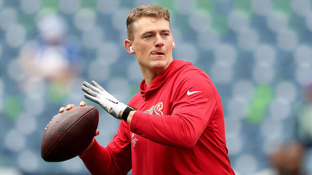 SEATTLE, WASHINGTON - SEPTEMBER 07: Mac Jones #10 of the San Francisco 49ers warms up during the NFL 2025 game between San Francisco 49ers and Seattle Seahawks at Lumen Field on September 07, 2025 in Seattle, Washington.