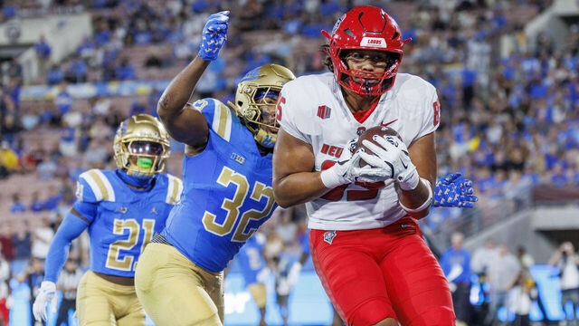 PASADENA CA - SEPTEMBER 12, 2025: New Mexico Lobos tight end Simon Mapa (85) scores against UCLA Bruins linebacker Isaiah Chisom (32) on fourth down in the first half at the Rose Bowl on September 12, 2025 in Pasadena, California.(Gina Ferazzi / Los Angeles Times via Getty Images)