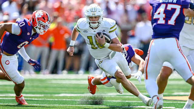 ATLANTA, GA - SEPTEMBER 13: Georgia Tech quarterback Haynes King (10) runs the ball during the college football game between the Clemson Tigers and the Georgia Tech Yellow Jackets on September 13th, 2025 at Bobby Dodd Stadium in Atlanta, GA.