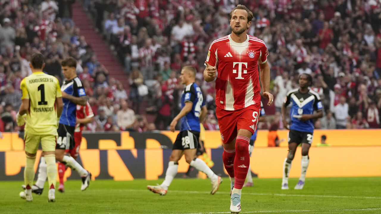 MUNICH, GERMANY - SEPTEMBER 13: Harry Kane of Bayern Munich celebrates scoring his team's third goal from the penalty spot during the Bundesliga match between FC Bayern München and Hamburger SV at Allianz Arena on September 13, 2025 in Munich, Germany.