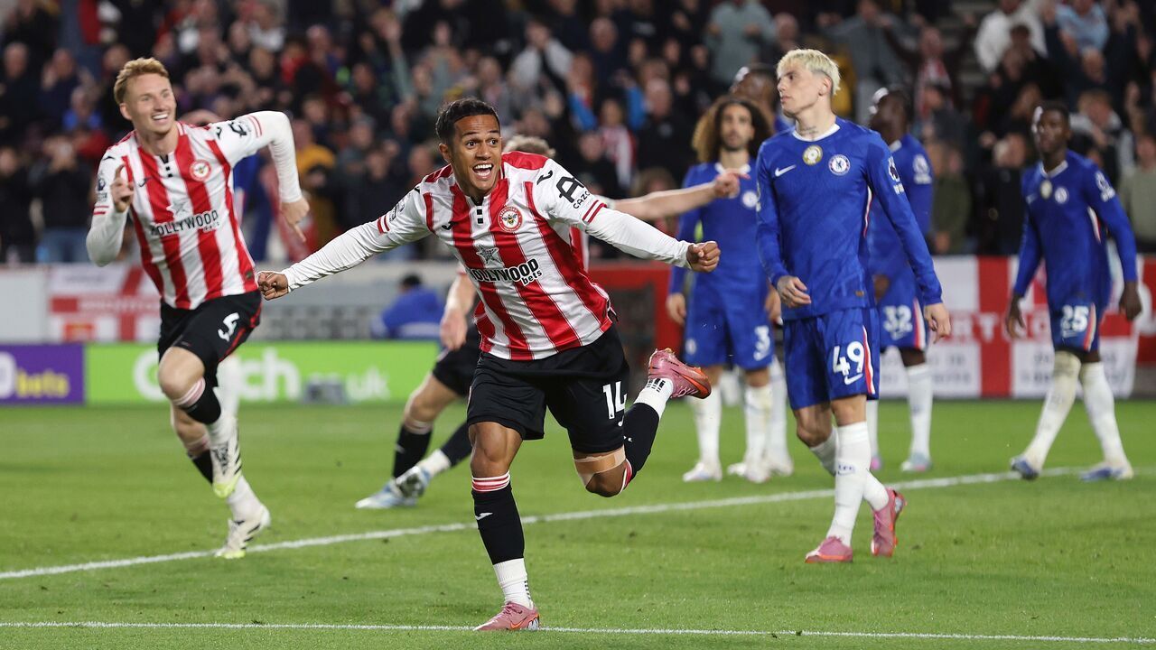 BRENTFORD, ENGLAND - SEPTEMBER 13: Fabio Carvalho of Brentford goal celebration after scoring a goal to make the score 2-2 during the Premier League match between Brentford and Chelsea at Gtech Community Stadium on September 13, 2025 in Brentford, England.