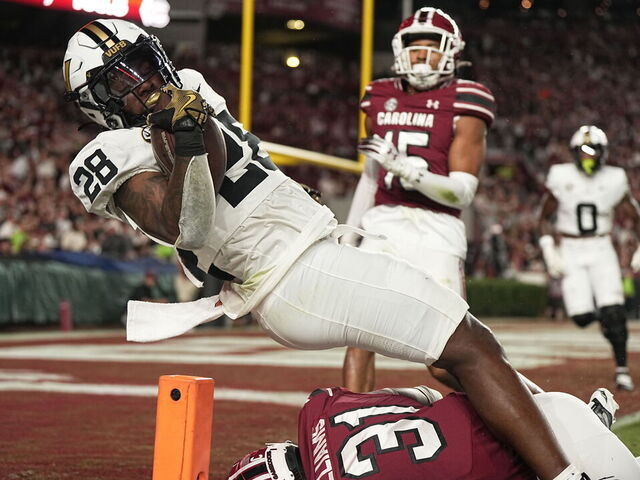 COLUMBIA, SOUTH CAROLINA - SEPTEMBER 13: Sedrick Alexander #28 of the Vanderbilt Commodores in action during the game against the South Carolina Gamecocks at Williams-Brice Stadium on September 13, 2025 in Columbia, South Carolina.