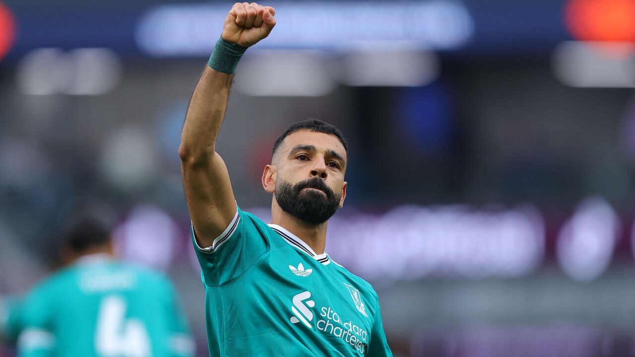 BURNLEY, ENGLAND - SEPTEMBER 14: Mohamed Salah of Liverpool celebrates after scoring their side's first goal from the penalty spot during the Premier League match between Burnley and Liverpool at Turf Moor on September 14, 2025 in Burnley, England.