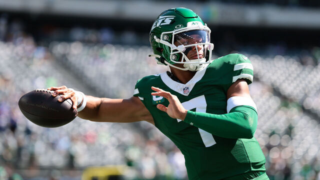 EAST RUTHERFORD, NEW JERSEY - SEPTEMBER 14: Justin Fields #7 of the New York Jets warms up prior to the game against the Buffalo Bills at MetLife Stadium on September 14, 2025 in East Rutherford, New Jersey.